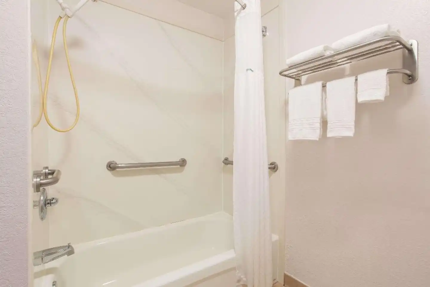 Days Inn & Suites Navarre Conference Center Badezimmer