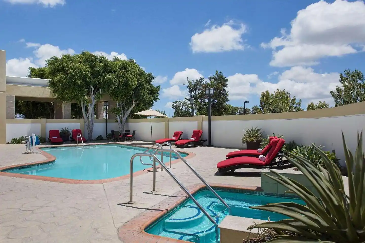 DoubleTree by Hilton Los Angeles Norwalk Pool