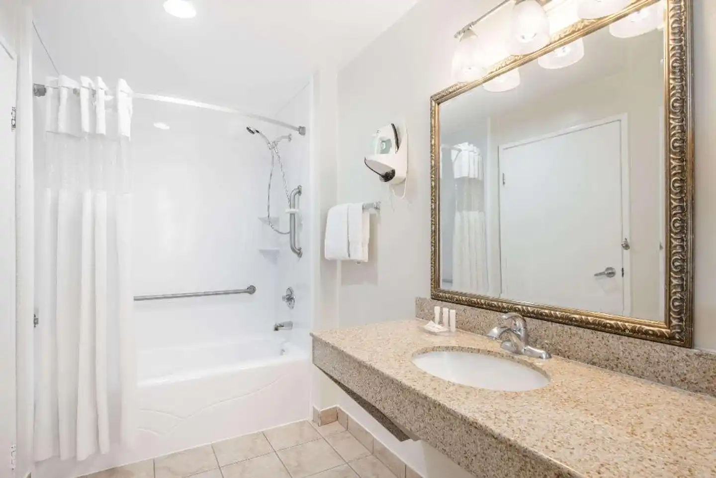 Ramada San Diego Airport Badezimmer