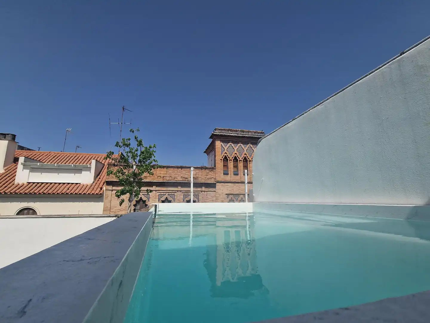 Hotel y Apartamentos Doña Lola Pool