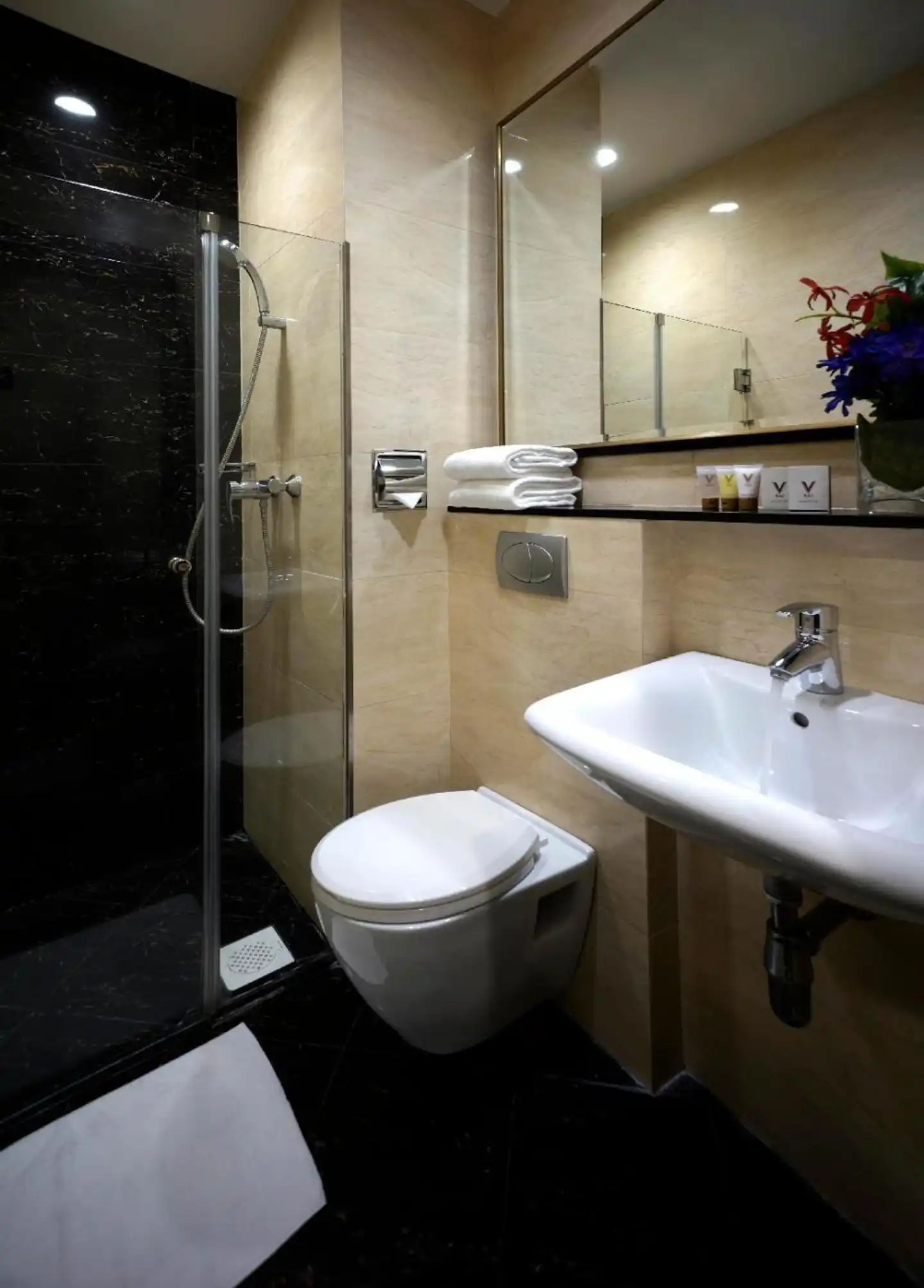 V Hotel Lavender Badezimmer