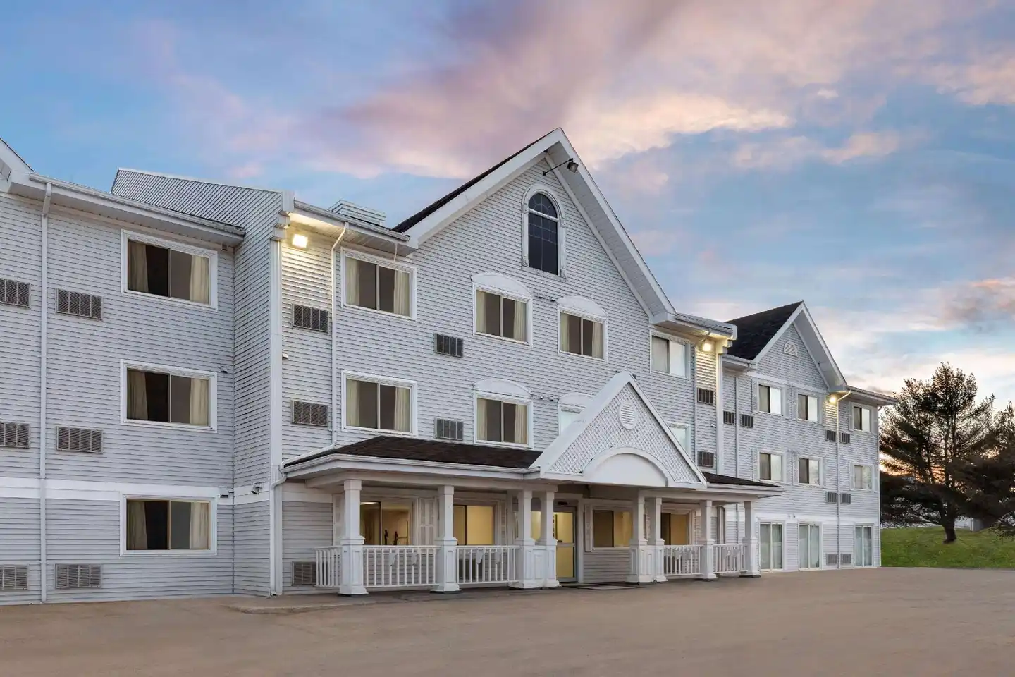 Ramada by Wyndham Miramichi New Brunswick Aussenansicht