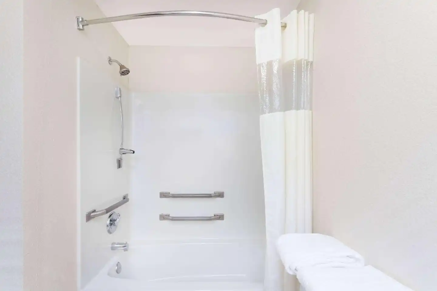 Baymont by Wyndham Columbia Fort Jackson Badezimmer