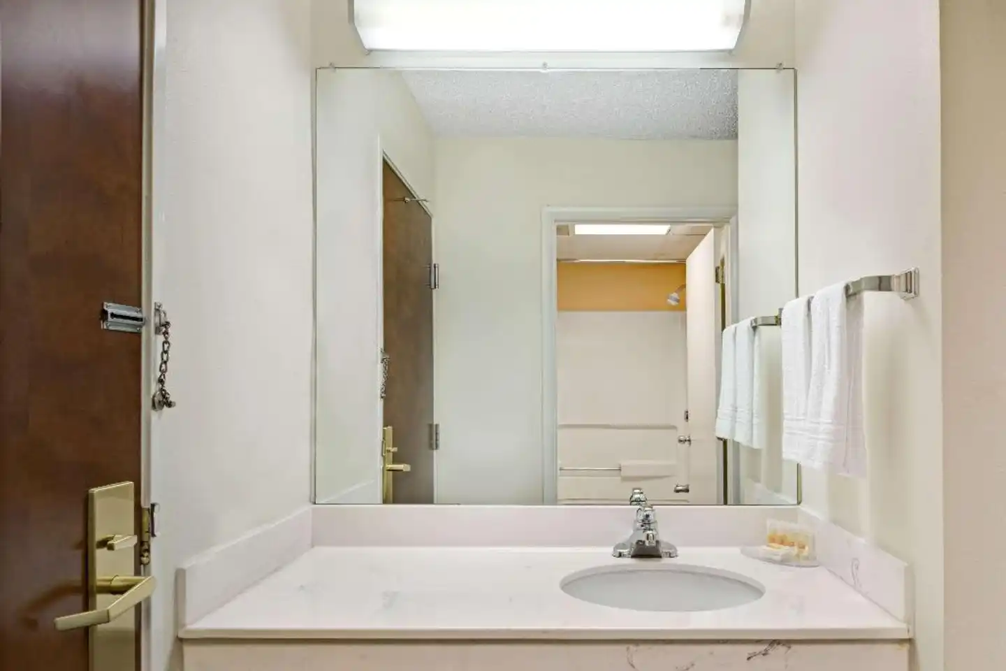 Days Inn by Wyndham Burlington East Badezimmer