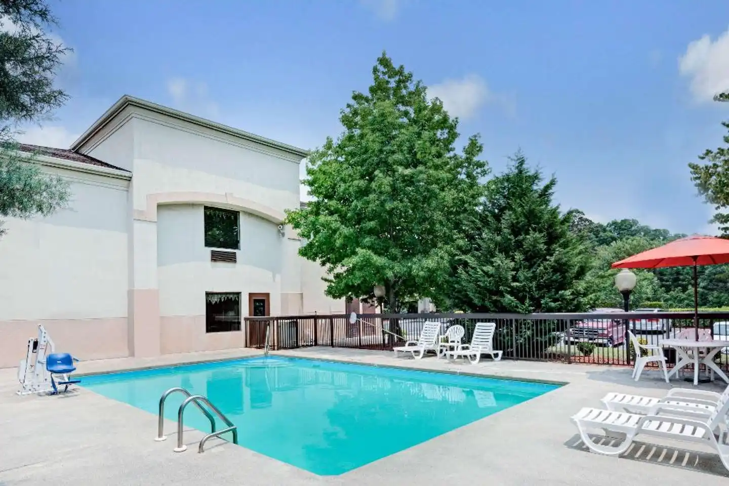 Days Inn by Wyndham Burlington East Pool