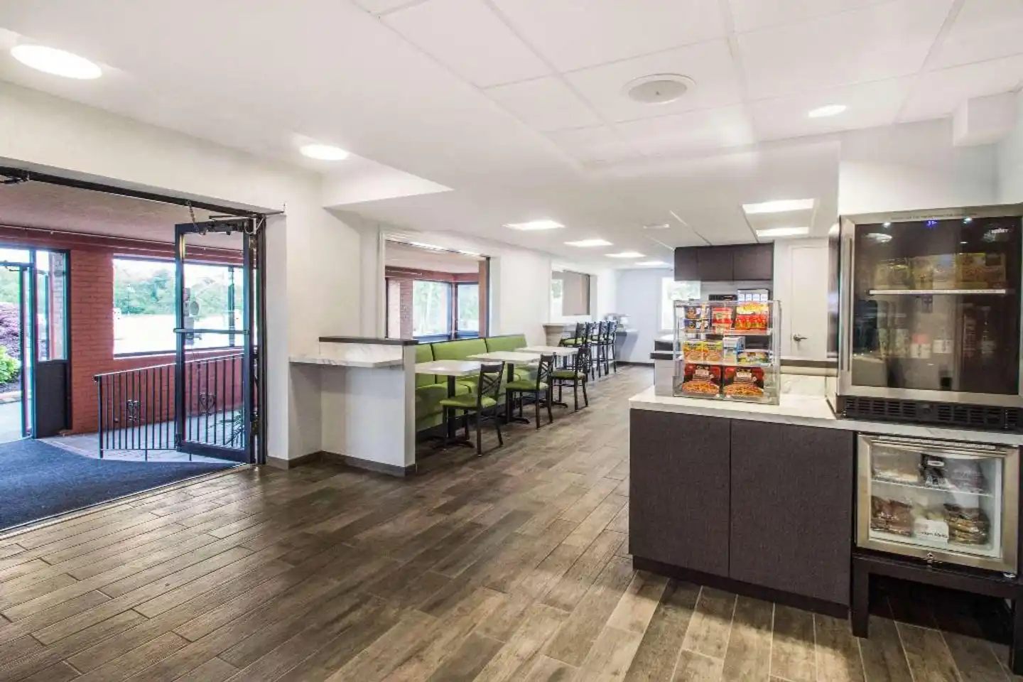 Econo Lodge Hicksville Lobby