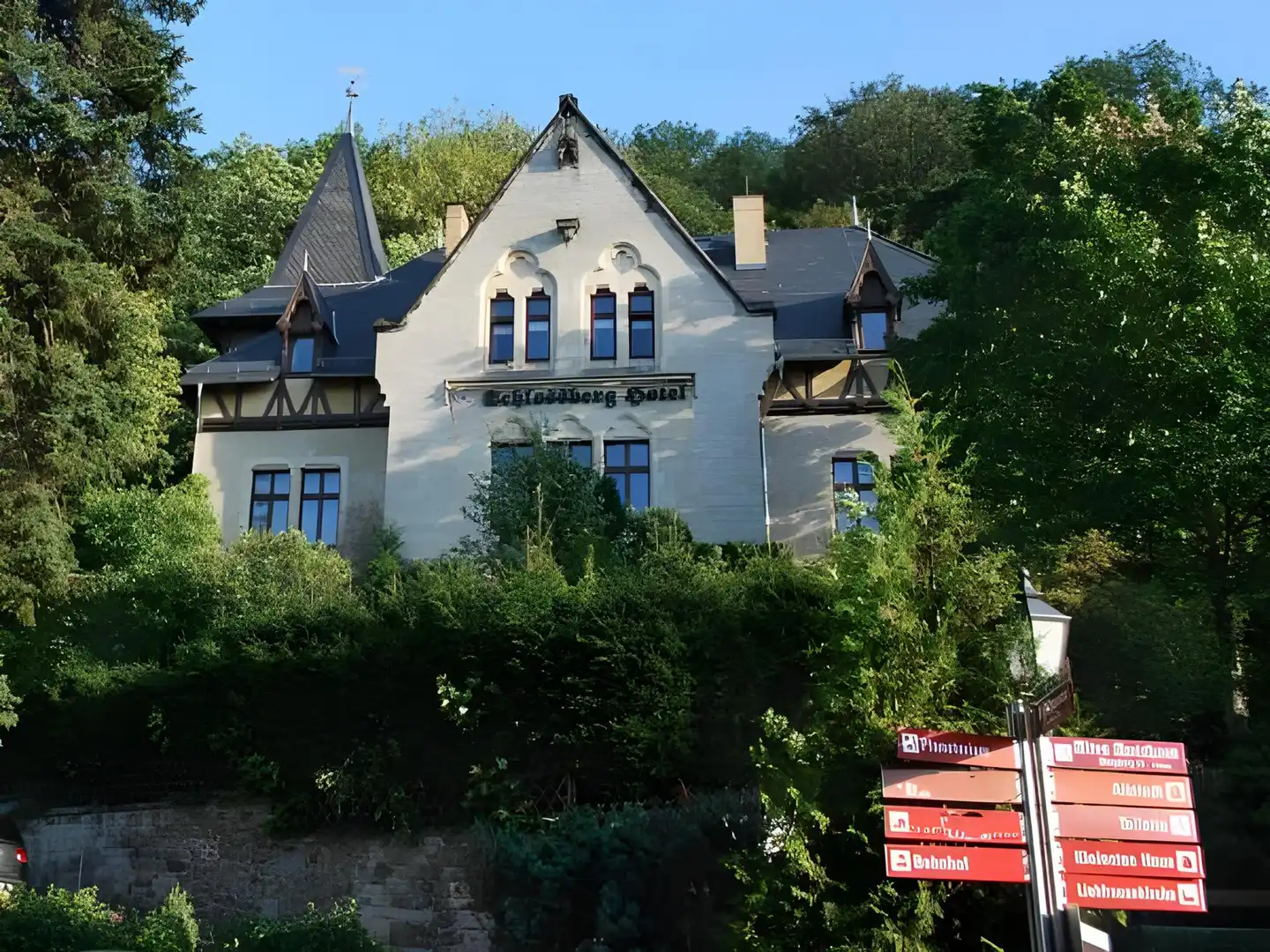 Schlossberg & Pension Fürstengrotte Aussenansicht