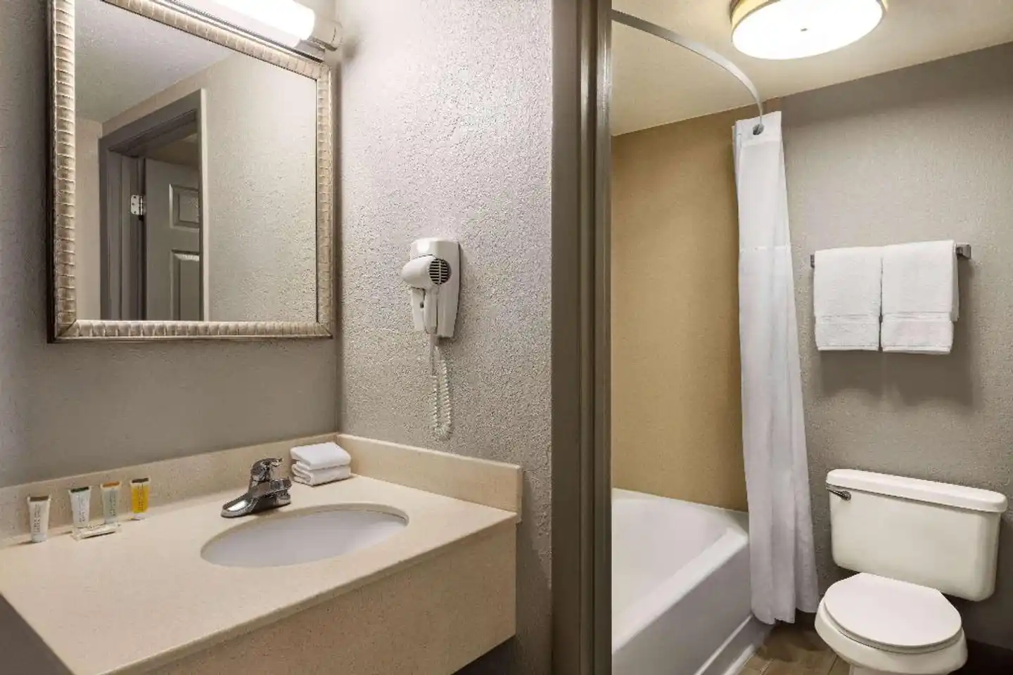Days Inn by Wyndham Cocoa Beach Port Canaveral Badezimmer