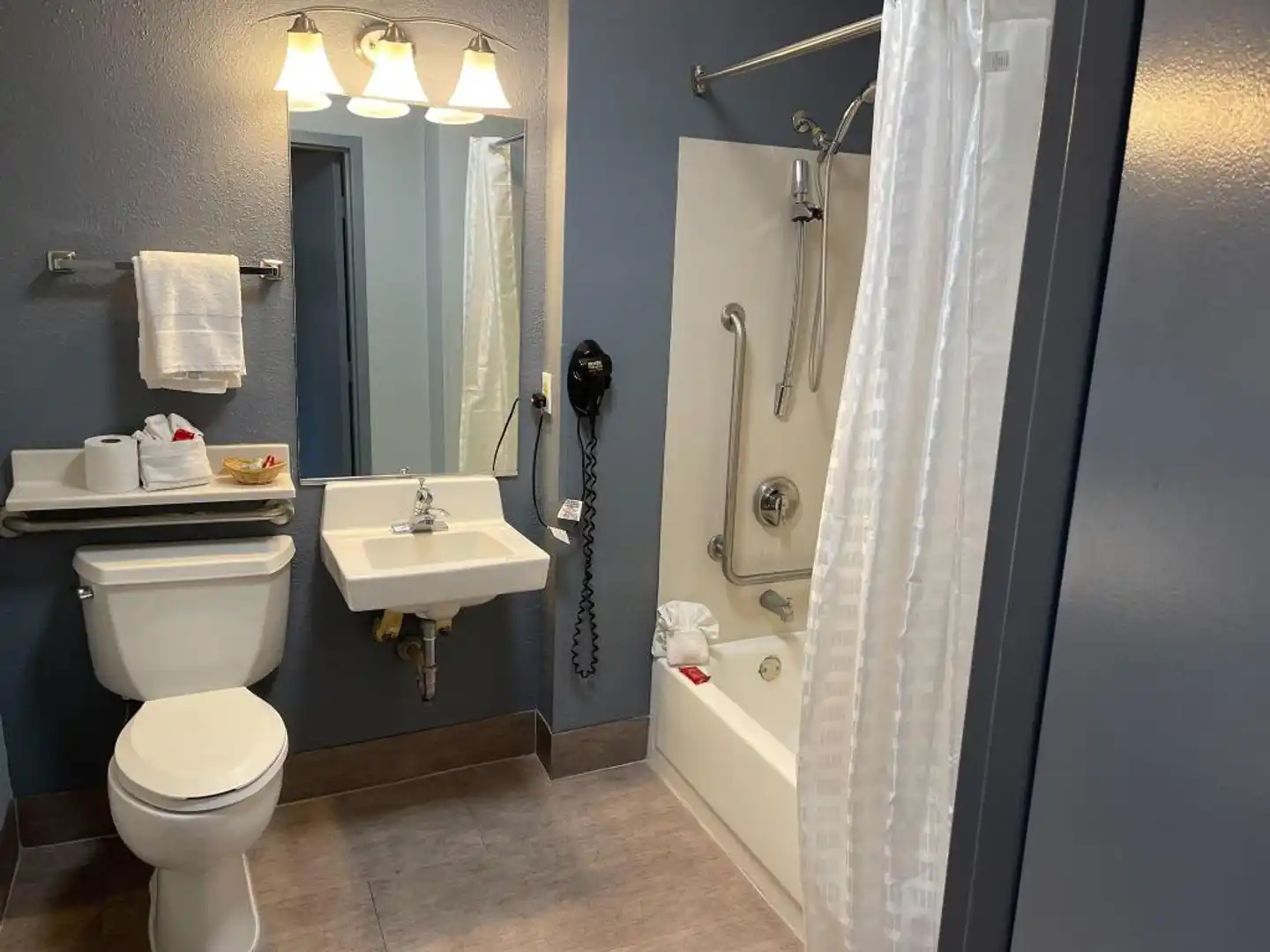 Baymont Inn & Suites Durham Badezimmer