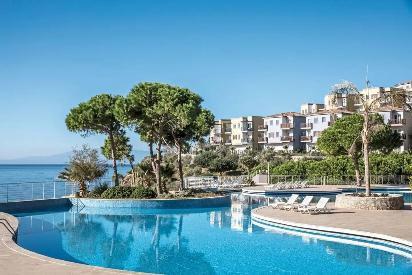 Aria Claros Beach & Spa Resort Pool