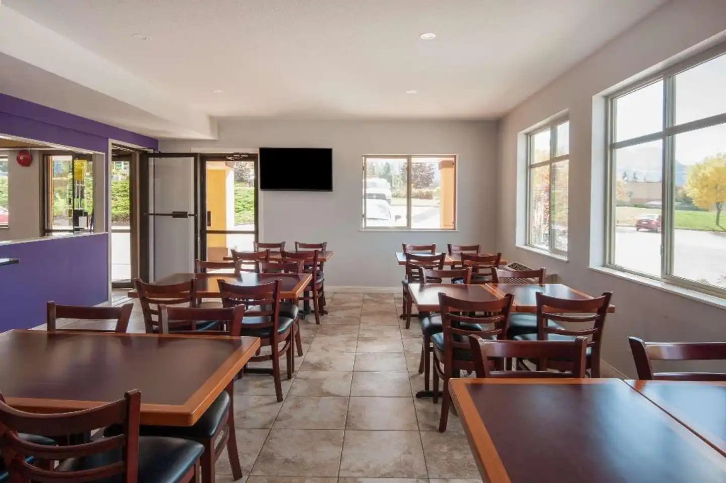 Super 8 by Wyndham Salmon Arm Lobby
