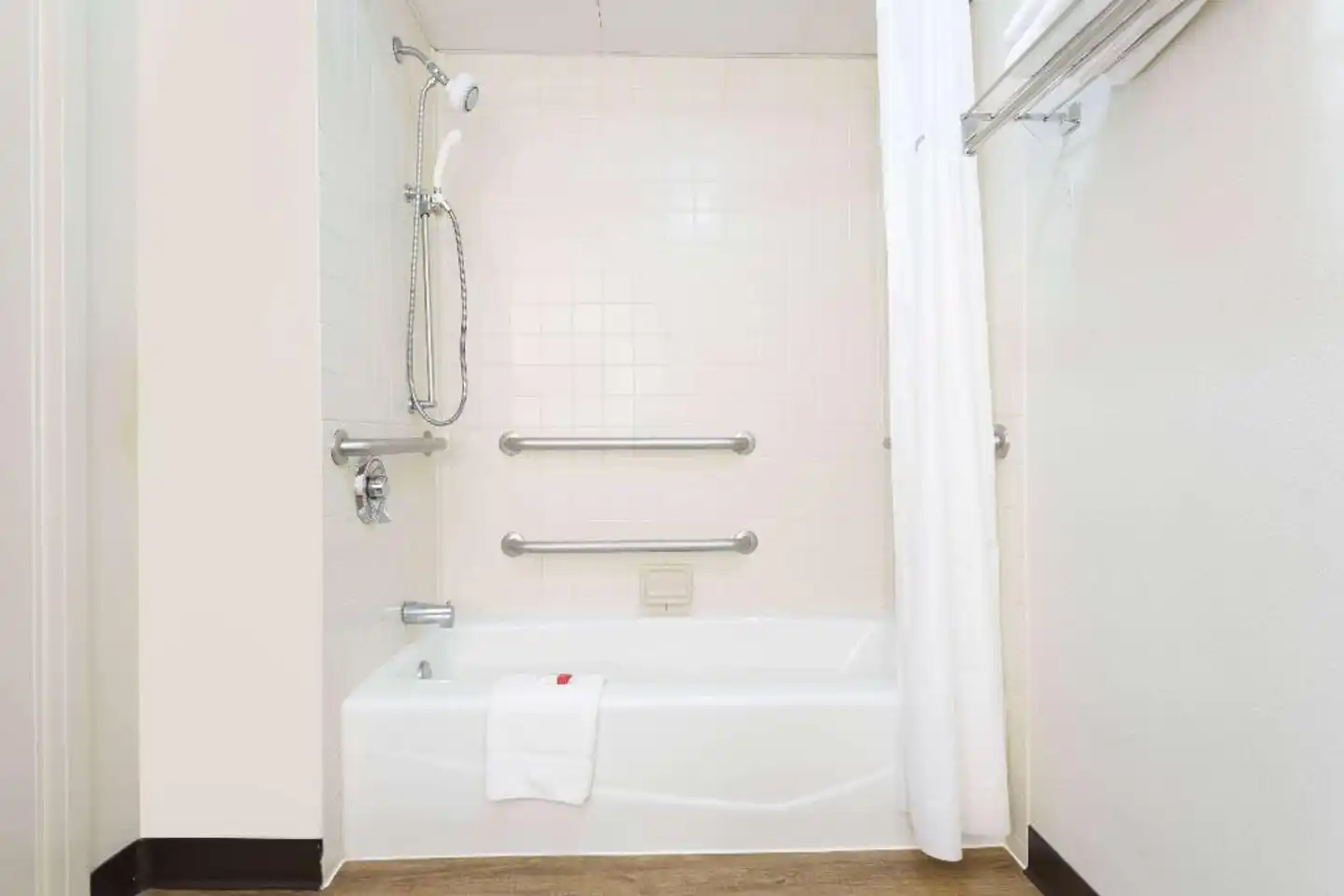 Days Inn by Wyndham Harrisburg North Badezimmer