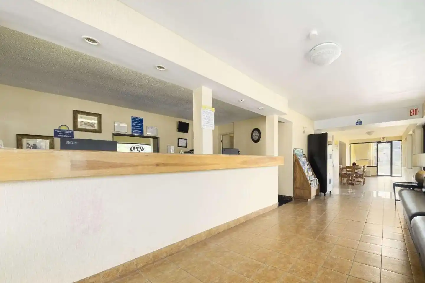 Days Inn by Wyndham Brunswick/St. Simons Area Lobby