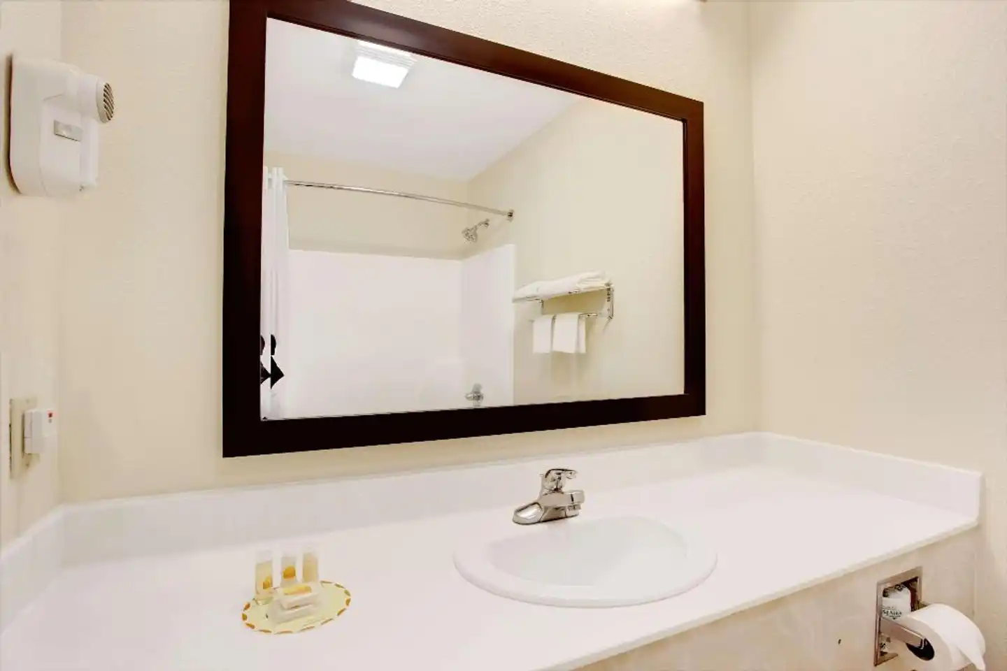 Days Inn & Suites by Wyndham Ridgeland Badezimmer