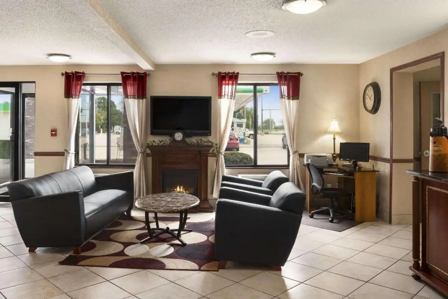 Days Inn by Wyndham Oglesby/ Starved Rock Lobby