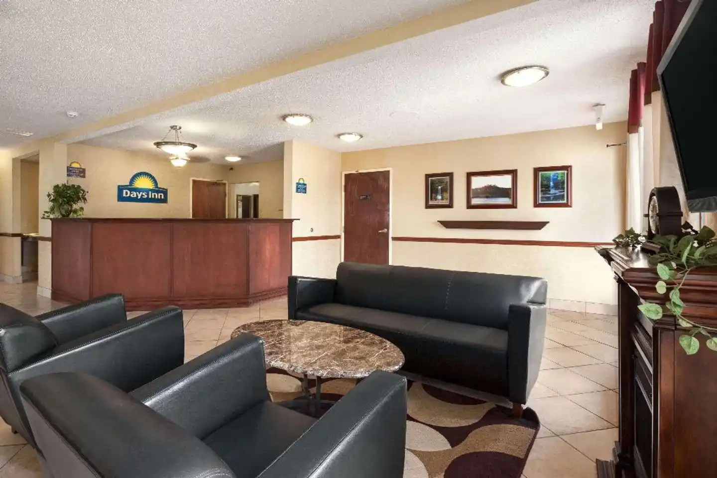 Days Inn by Wyndham Oglesby/ Starved Rock Lobby
