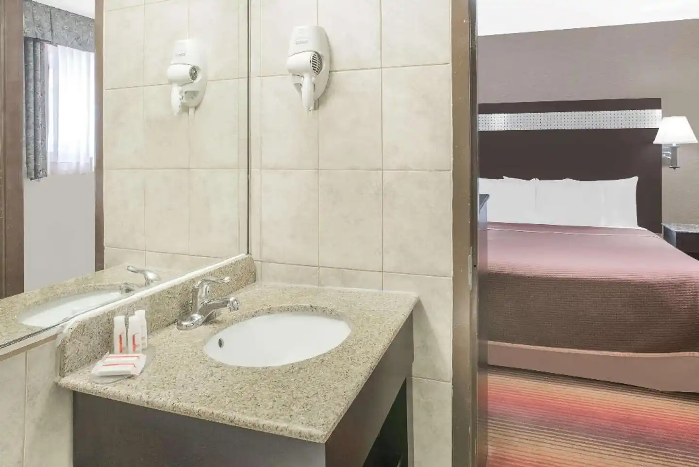 Howard Johnson by Wyndham North Bergen Badezimmer