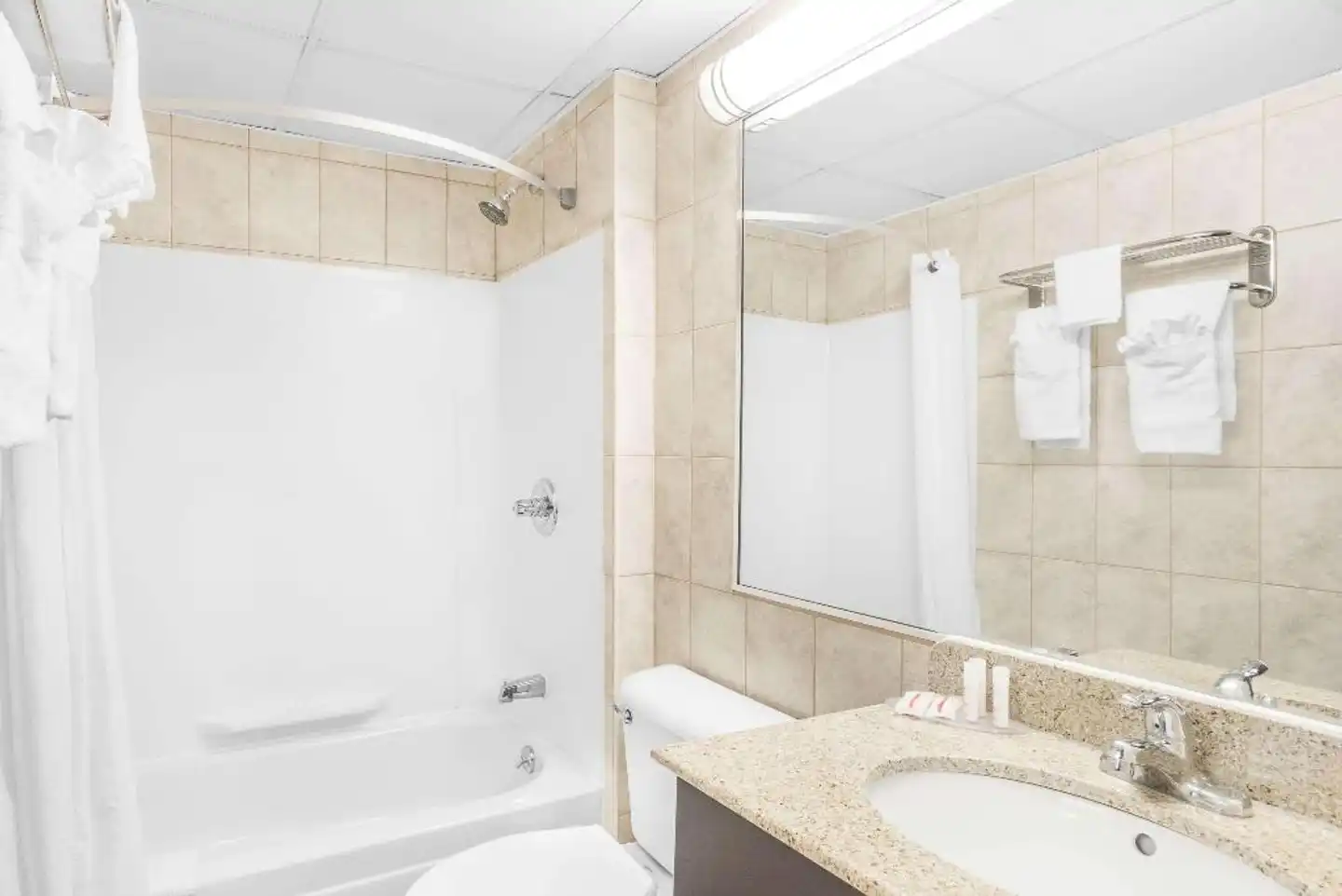Howard Johnson by Wyndham North Bergen Badezimmer