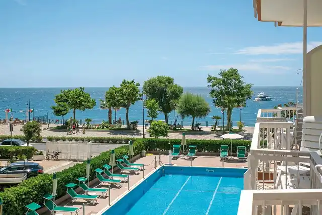 Pietra di Luna Pool