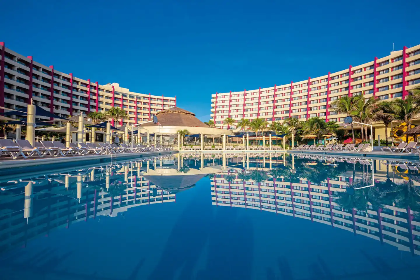 Crown Paradise Club Cancun Aussenansicht