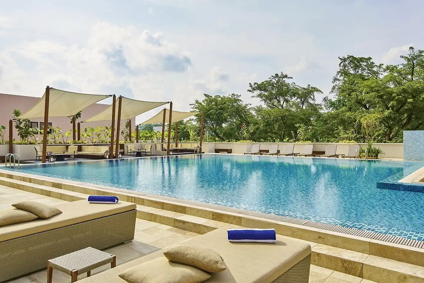 Orchard Rendezvous Hotel Singapore Pool
