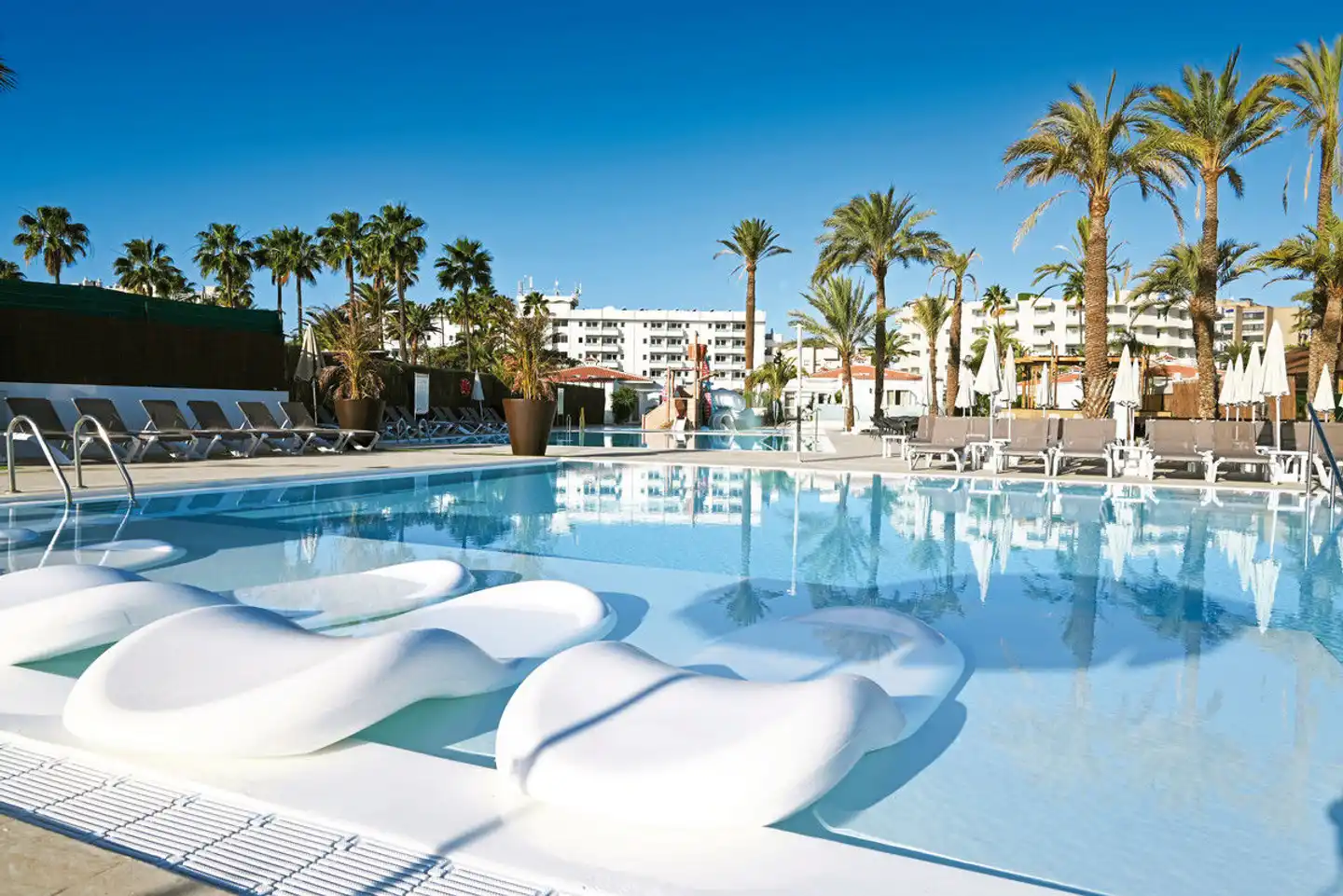 HL Miraflor Suites Pool