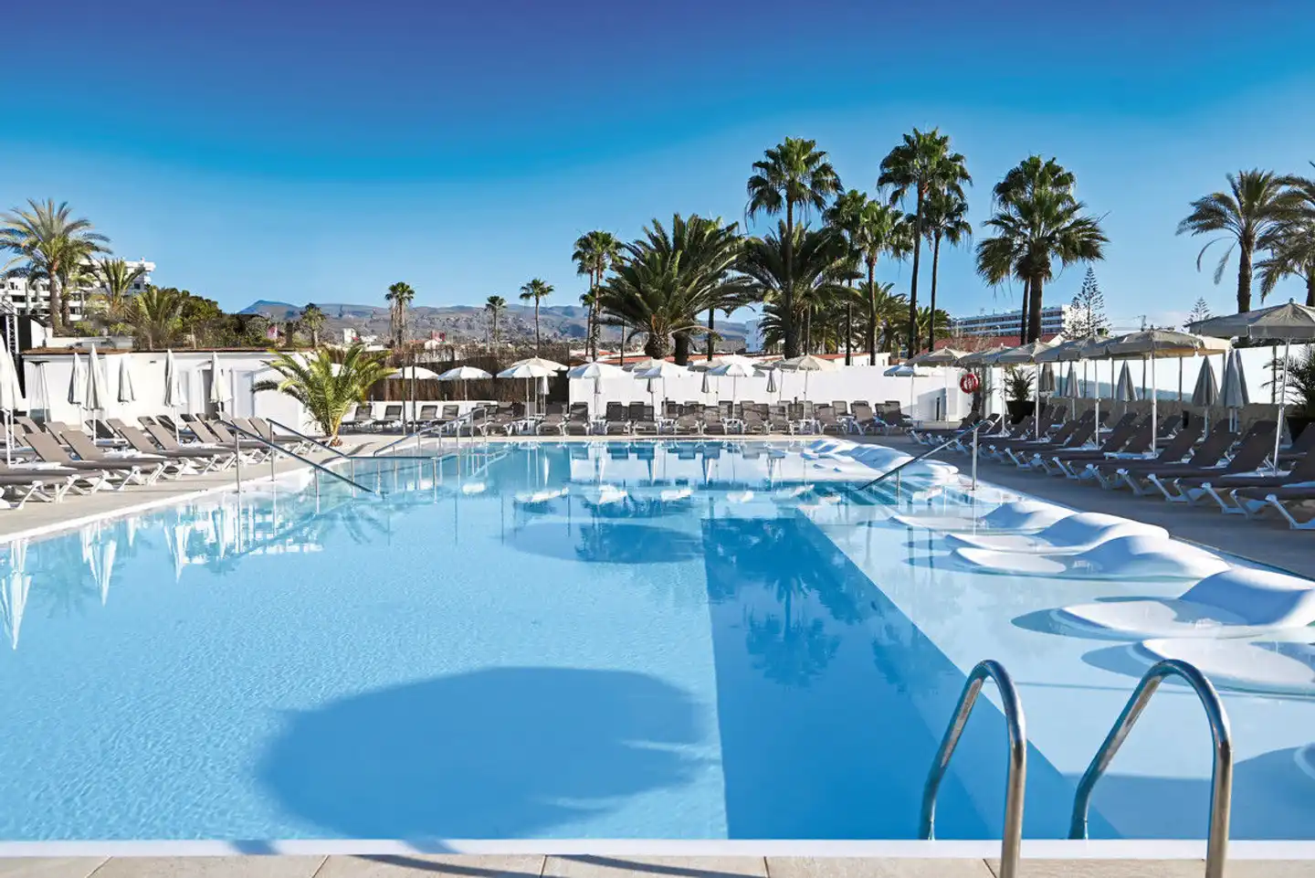 HL Miraflor Suites Pool