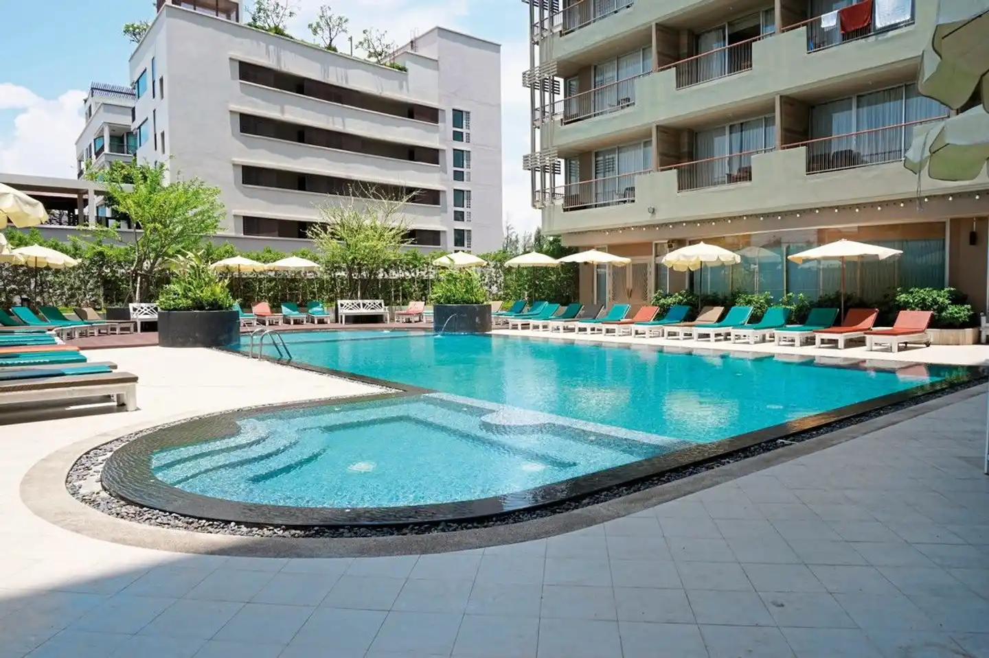 Long Beach Cha Am Pool