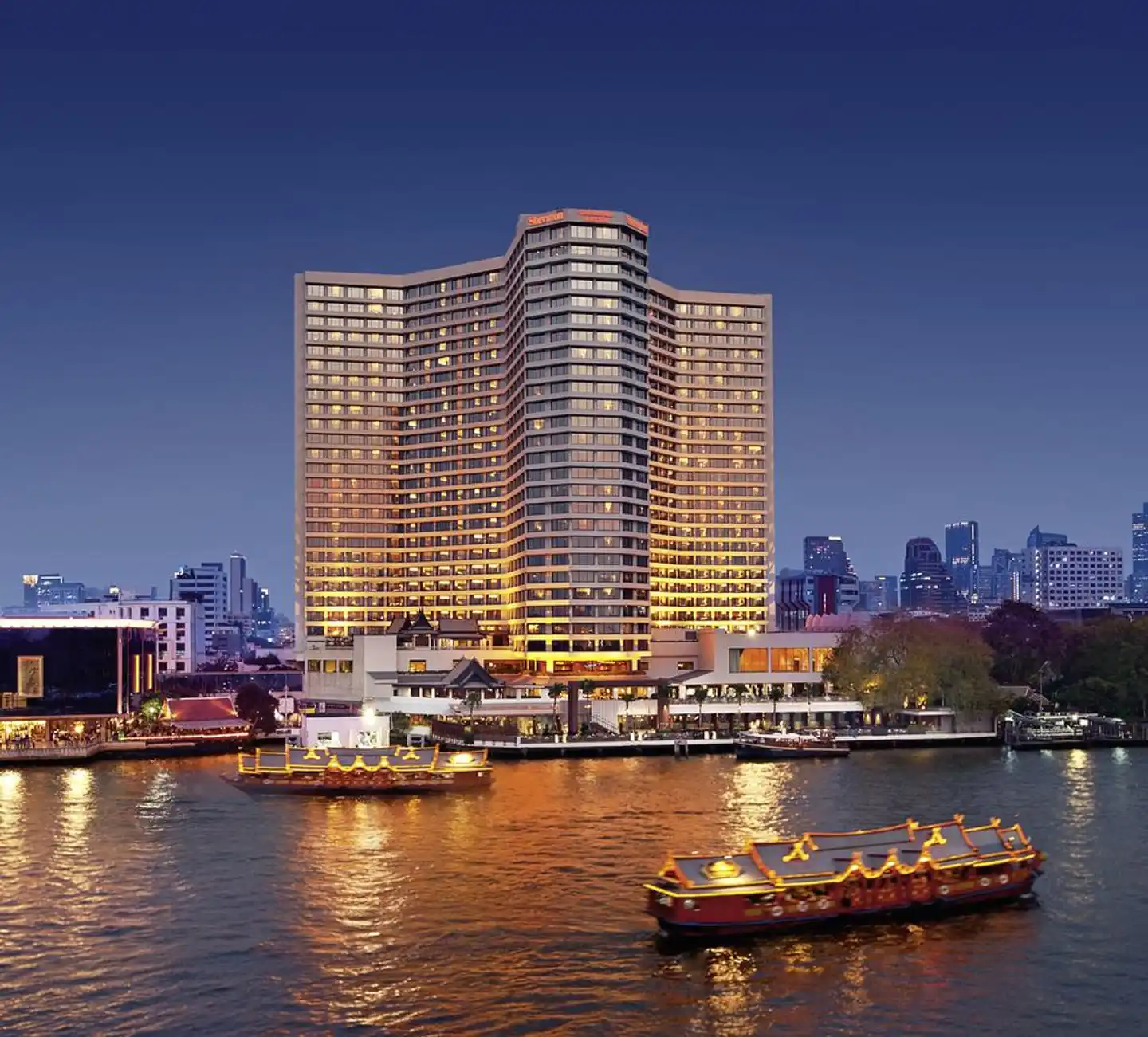 Royal Orchid Sheraton Hotel & Towers Aussenansicht