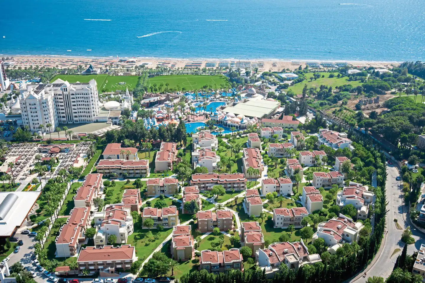 Kamelya Aishen K-Club Aussenansicht