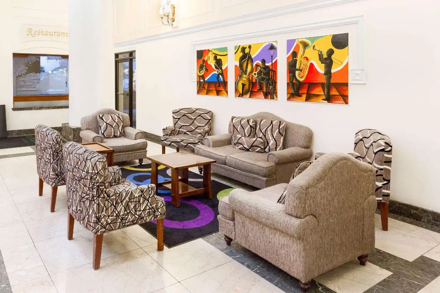 Wyndham Garden Baronne Plaza Lobby