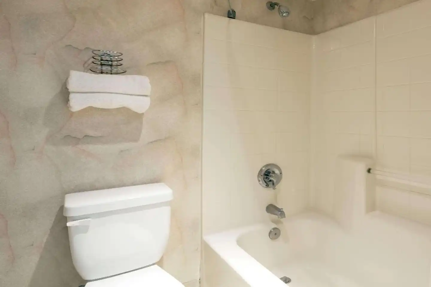 Days Inn by Wyndham Seatac Airport Badezimmer