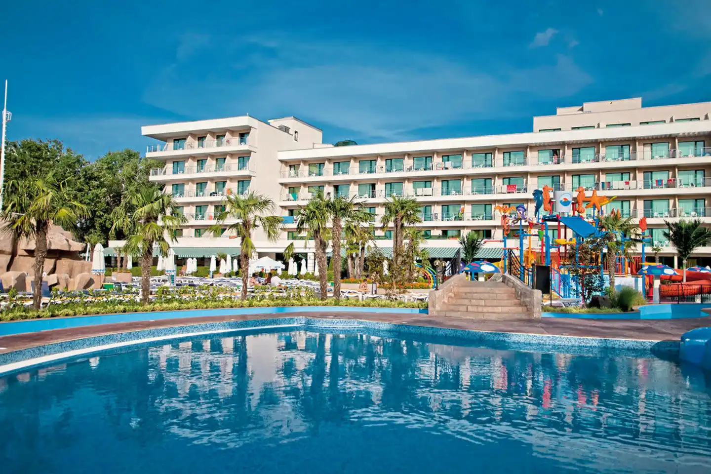 DIT Evrika Beach Club Hotel Aussenansicht