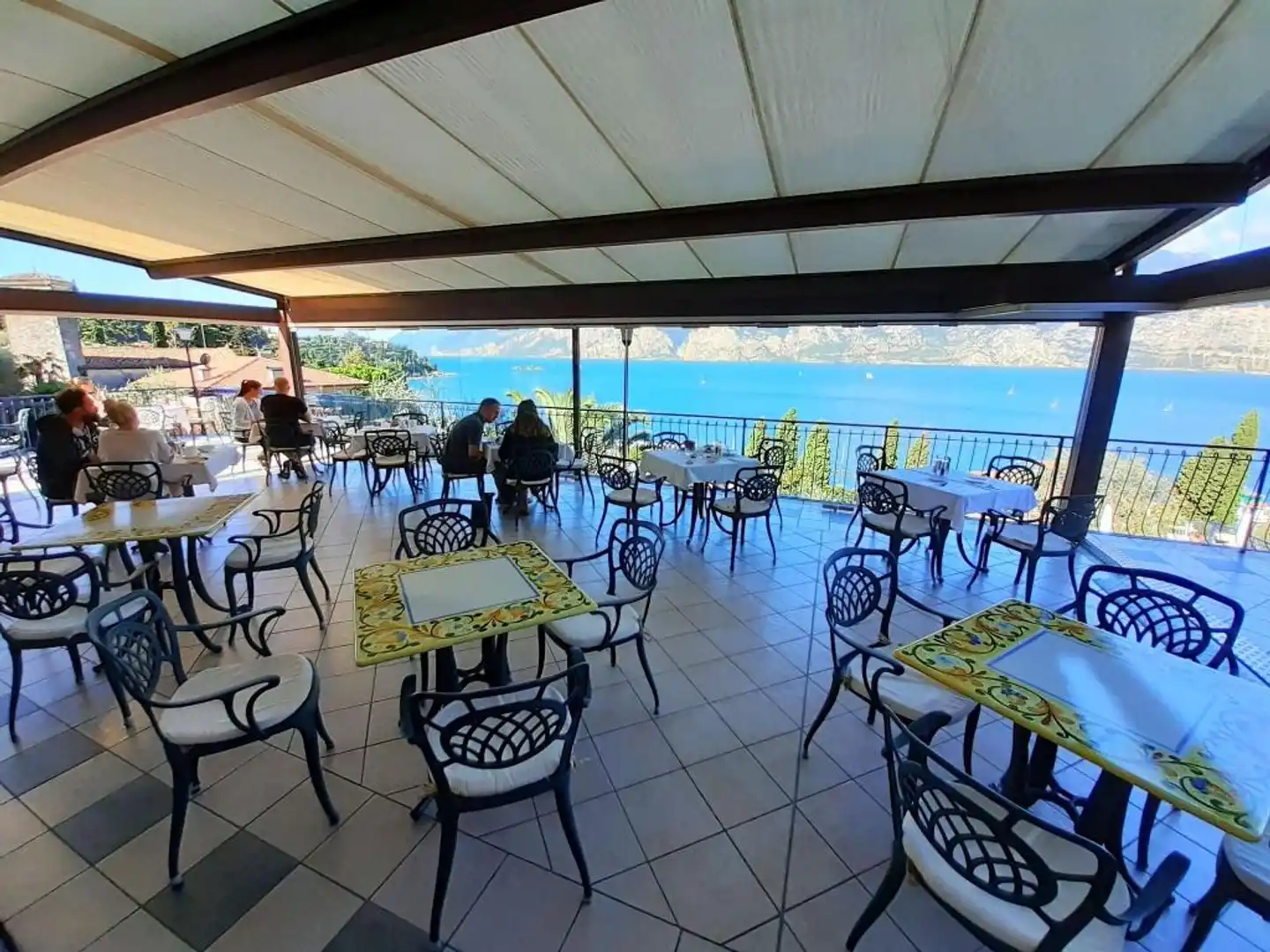 Capri Bar