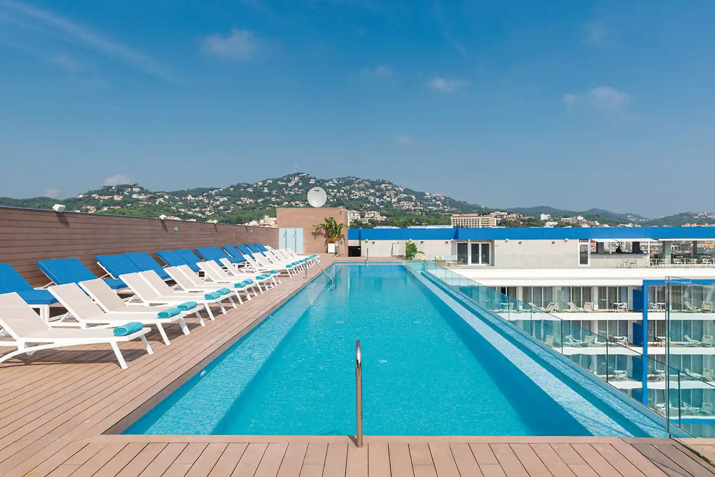 L'Azure Pool