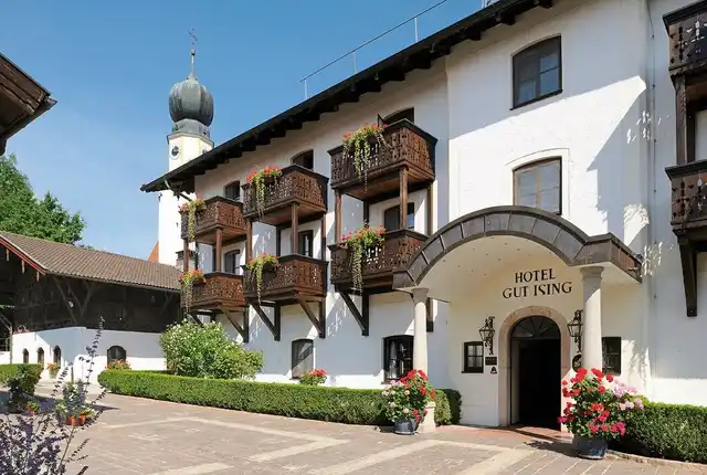 Gut Ising Chiemsee Aussenansicht