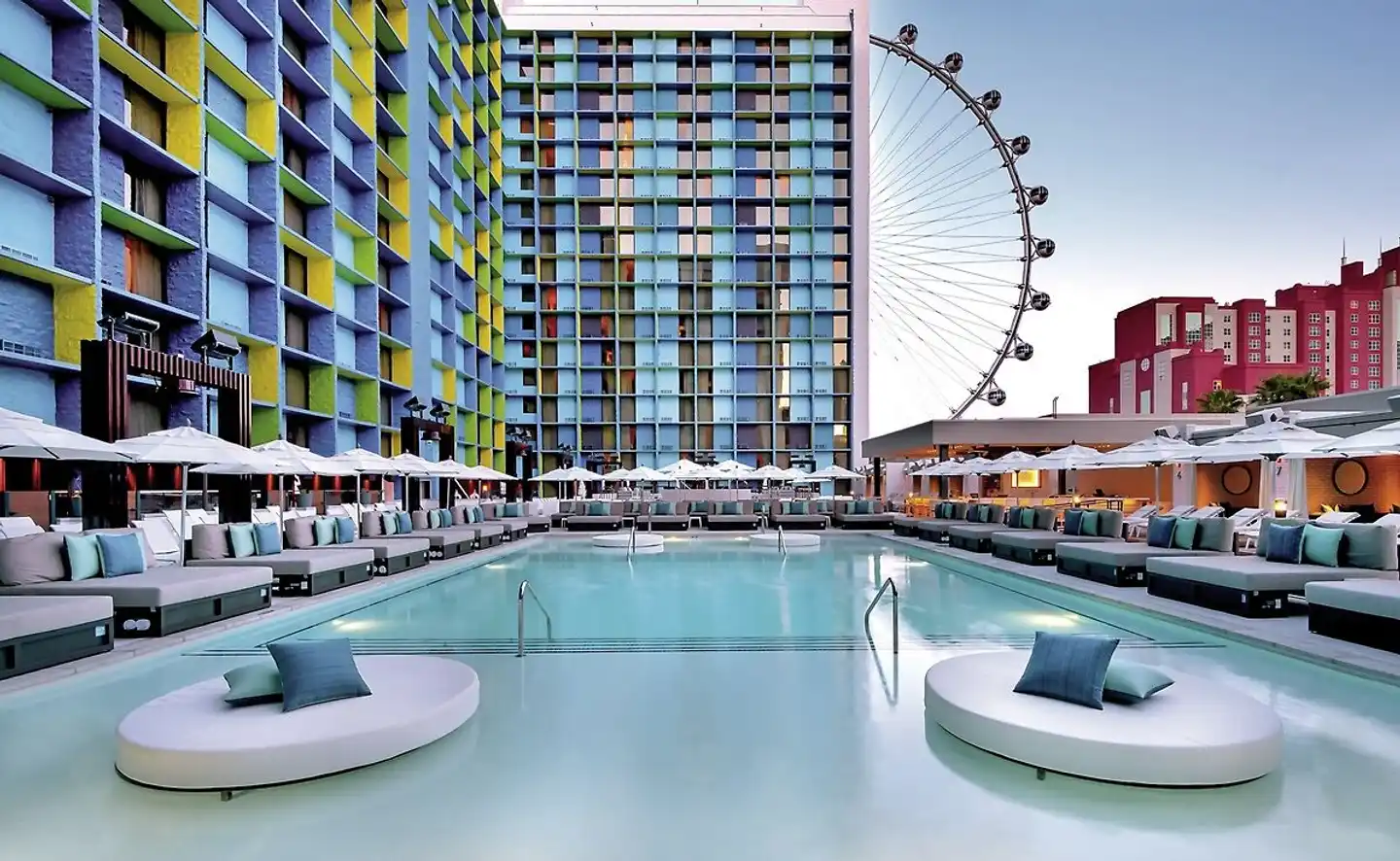 The LINQ Hotel + Experience Hallenbad