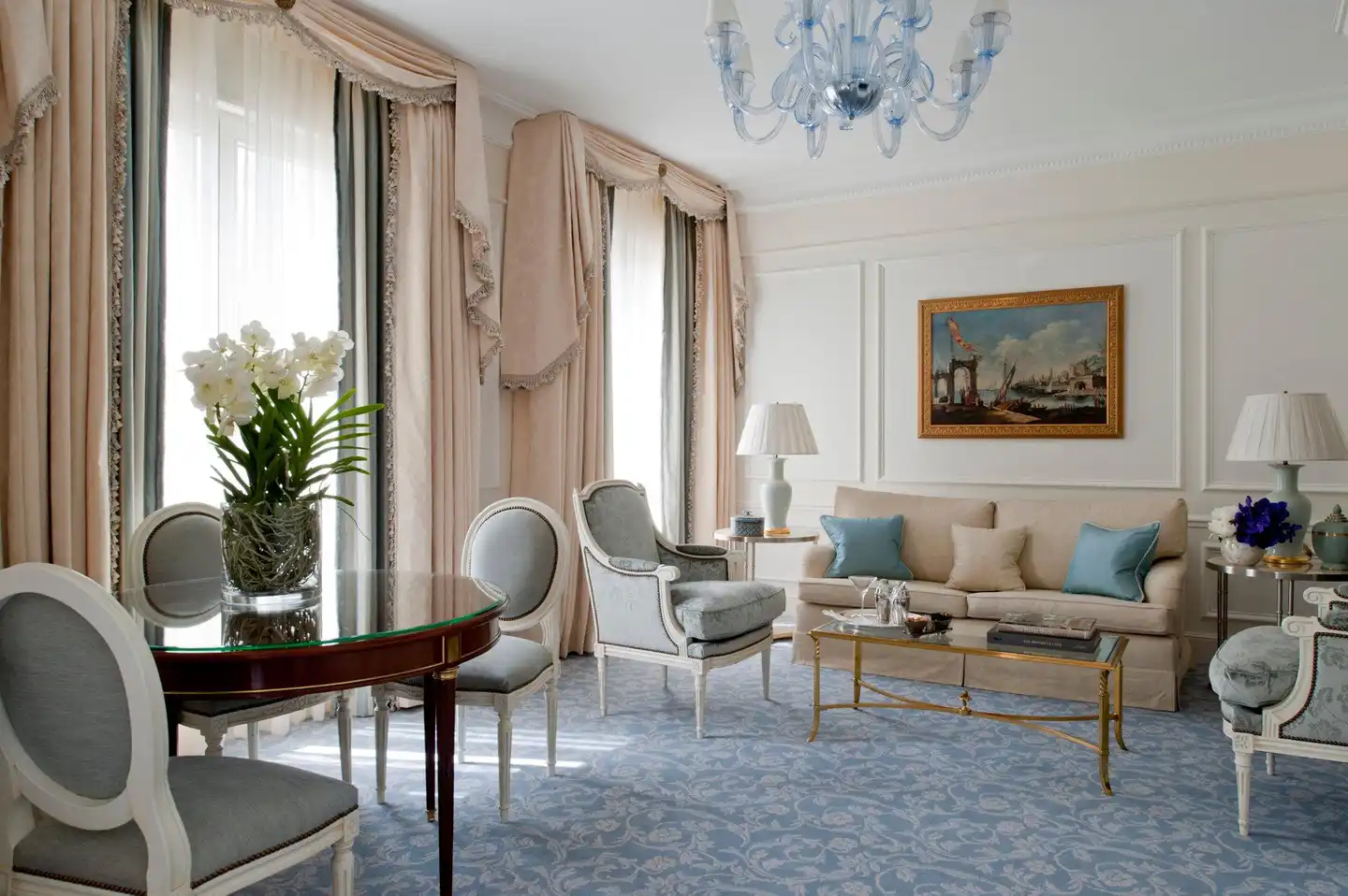 Four Seasons Hotel George V Paris Lobby