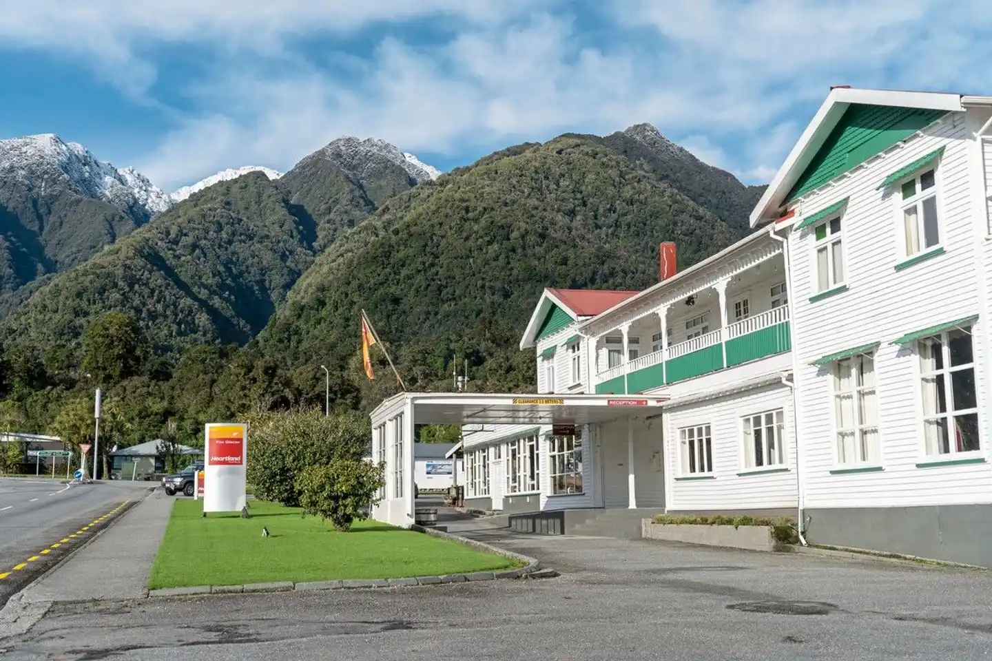 Heartland Hotel Fox Glacier Aussenansicht
