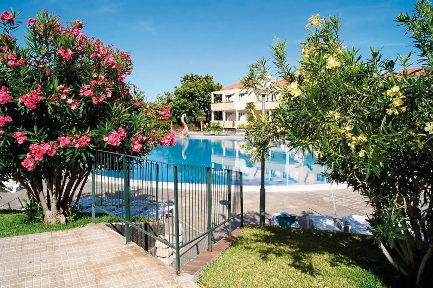 Apartamentos Checkin Laurisilva Pool