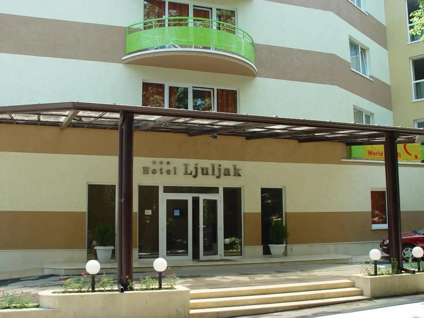 Ljuljak Hotel Aussenansicht