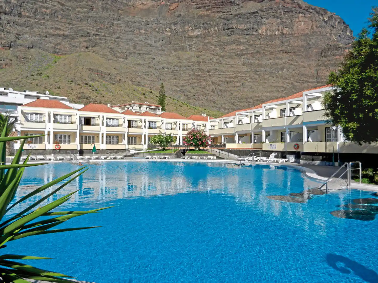 Apartamentos Checkin Laurisilva Pool