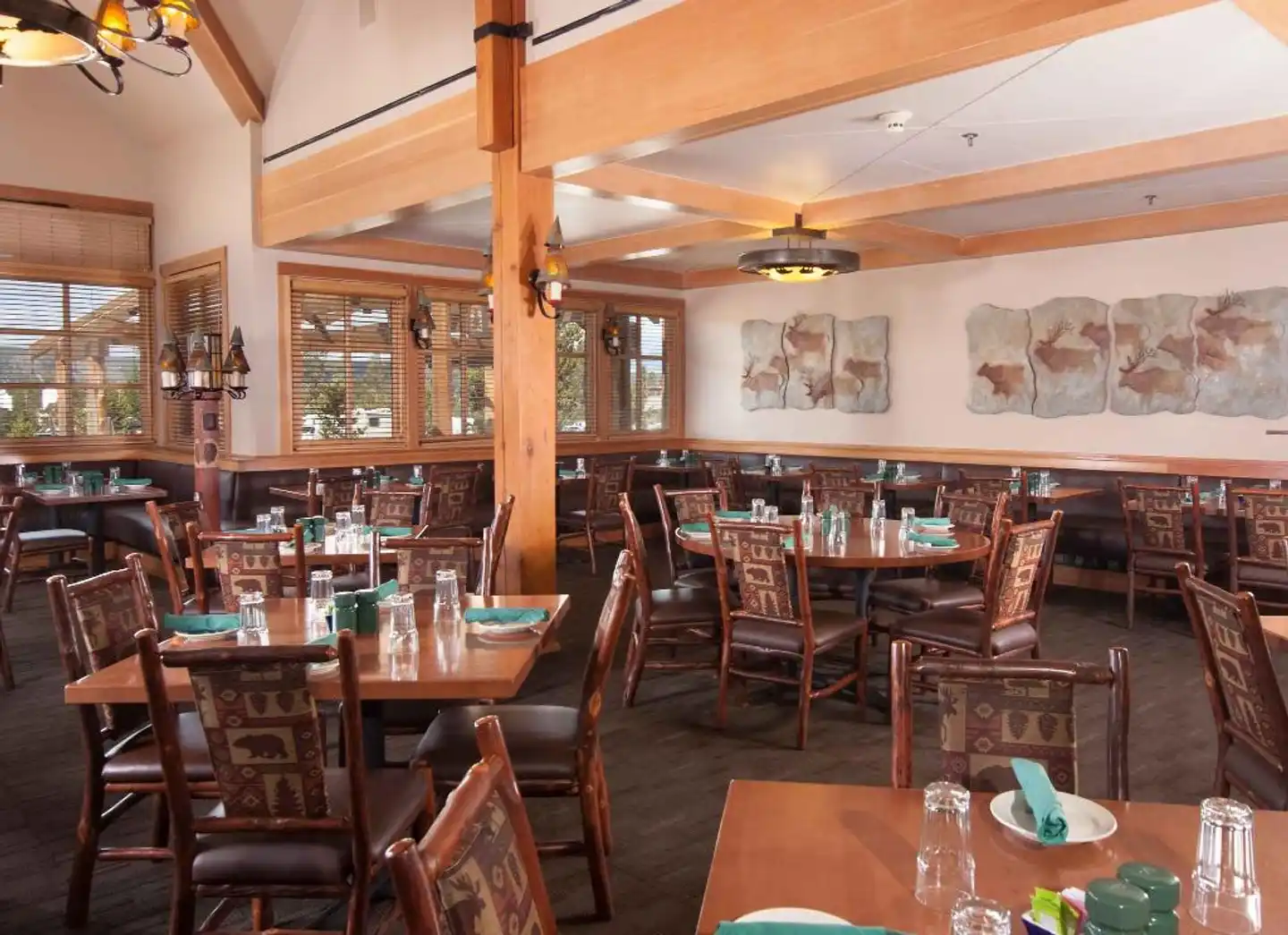 Old Faithful Snow Lodge & Cabins Bar