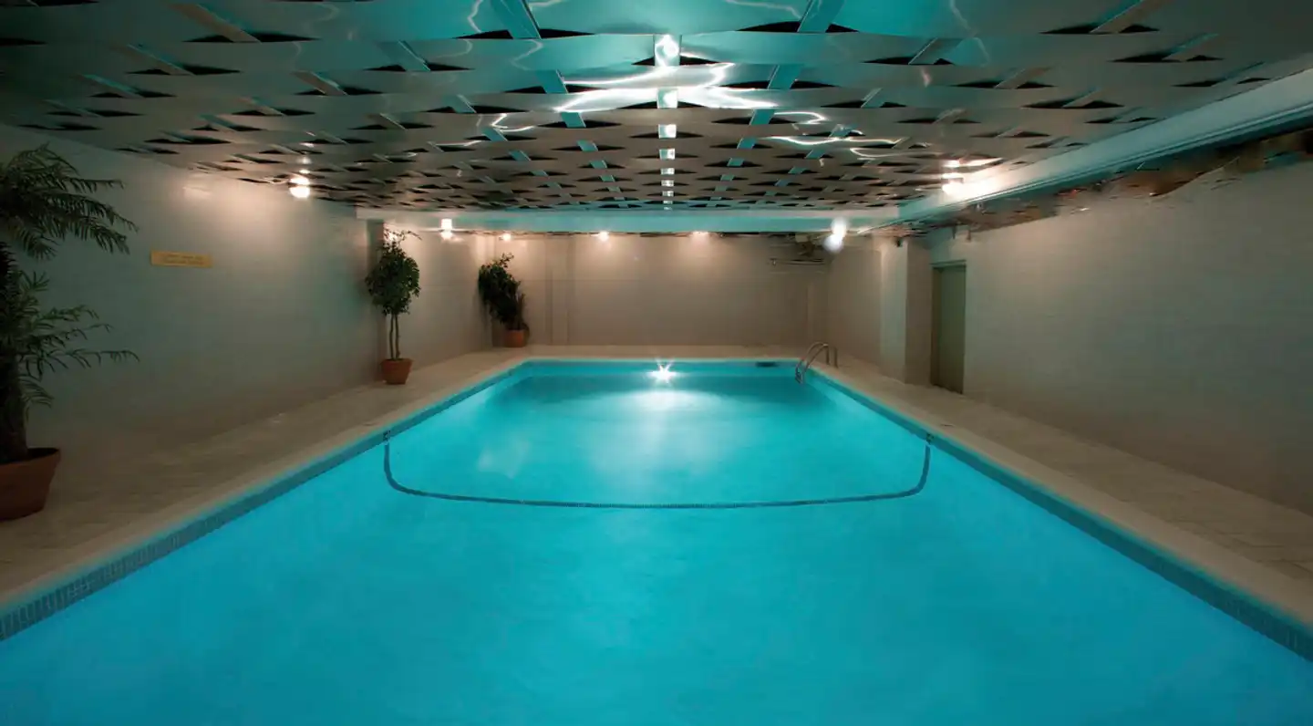 Century Plaza Hotel & Spa Hallenbad