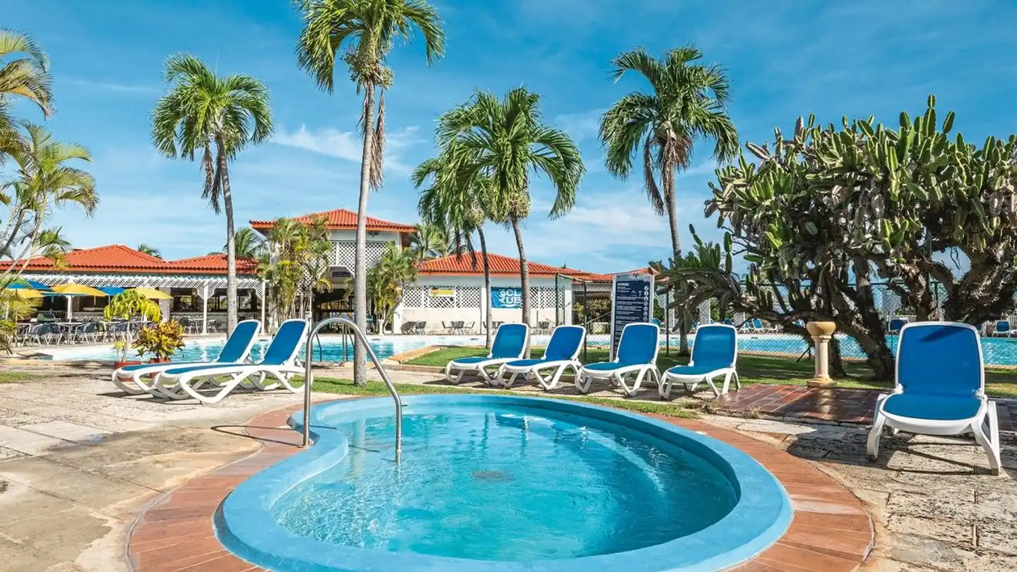 Los Cactus Pool