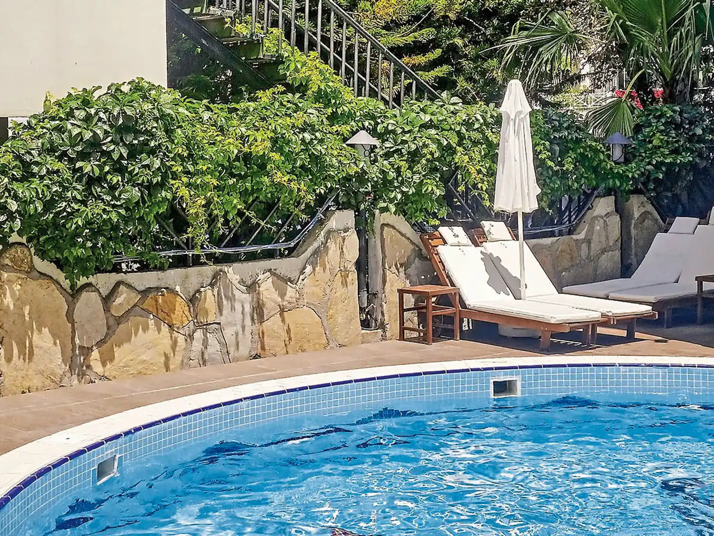Side Bay Hotel Pool
