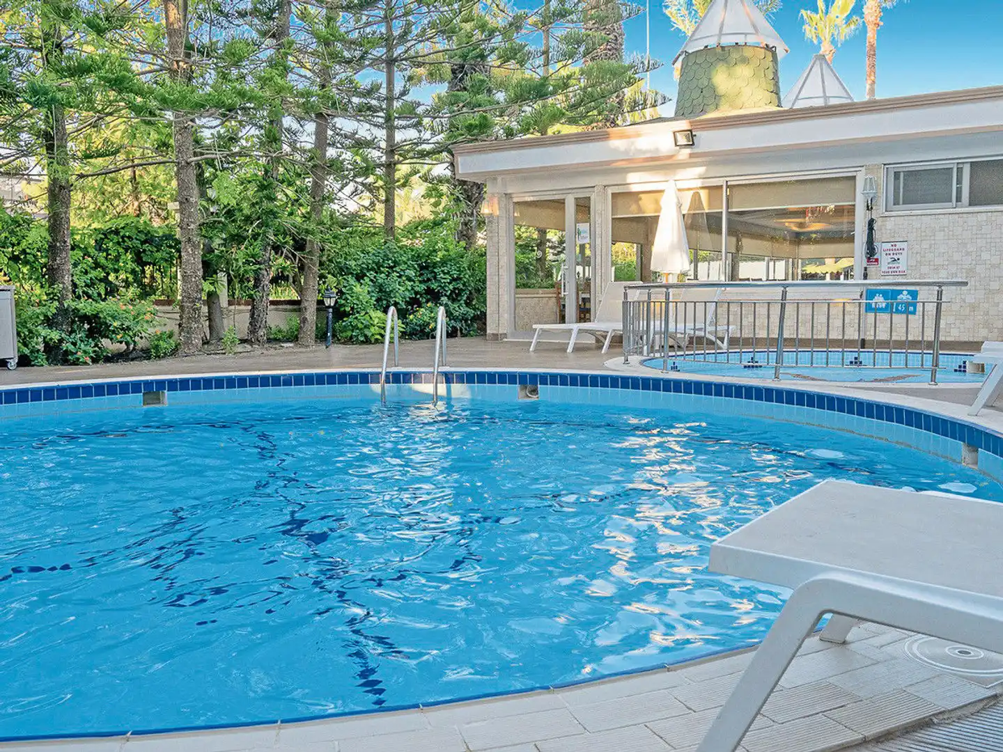 Side Bay Hotel Pool