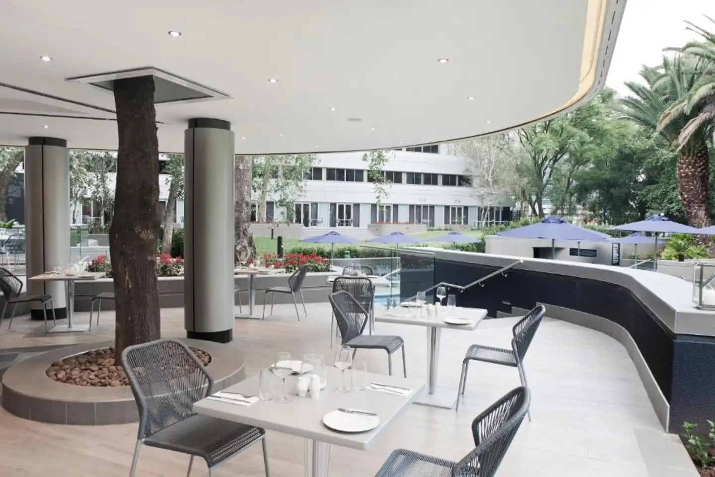 The Maslow Hotel Sandton Terrasse