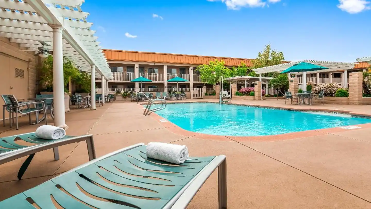 Best Western PLUS Hilltop Inn Pool