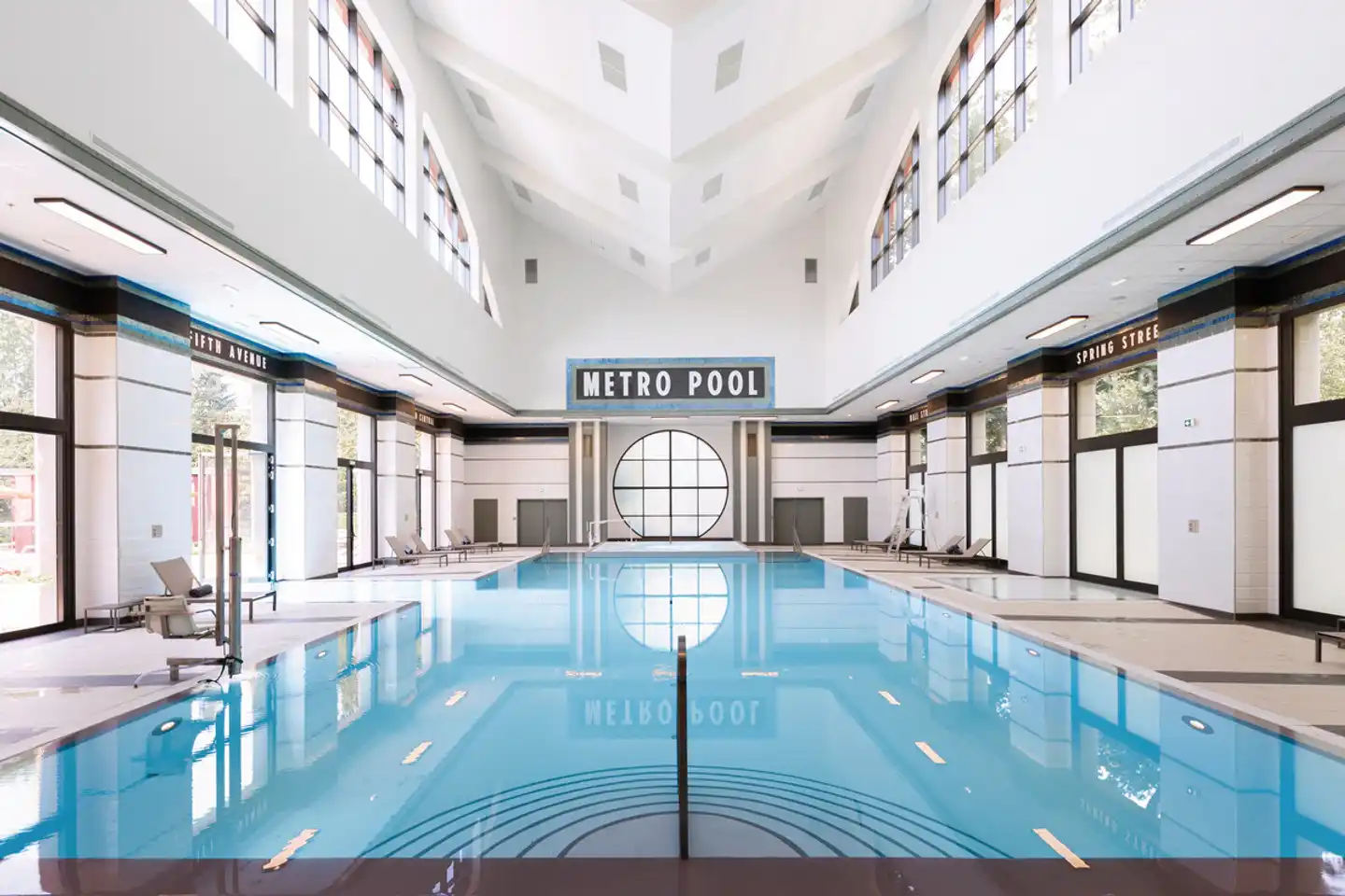 Disney Hotel New York - The Art of Marvel Hallenbad